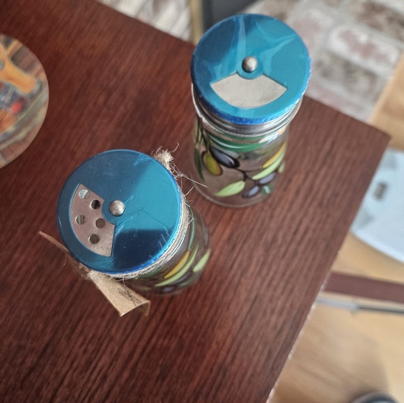 New YIYUKODO salt and pepper shakers - Picture 3 of 3